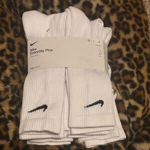NEW 🤍buy now price🤍 Nike Everyday Plus Crew Cotton Socks - White and Black